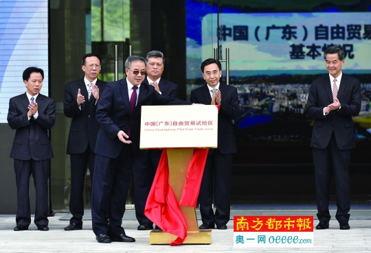 昨日，中共中央政治局委員、廣東省委書記胡春華為中國(廣東)自由貿易試驗區(qū)揭牌。當日，中國(廣東)自由貿易試驗區(qū)在廣州南沙新區(qū)掛牌成立。 新華社發(fā)